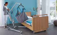 Patientenlifter Agile von Burmeier neben dem Pflegebett