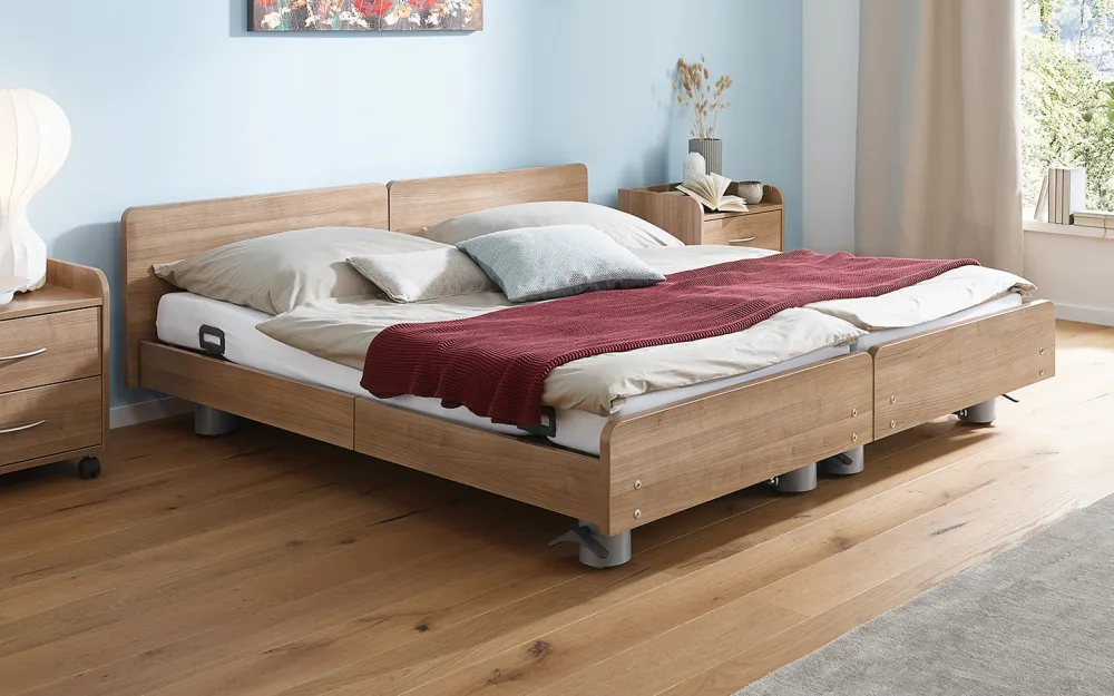 Doppel-Pflegebett Regia Partner in Holzoptik