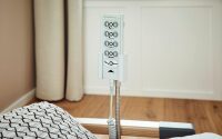 Handschalter im flexiblen Geberhalter am Bettrahmen