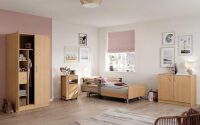 Pflegezimmer mit geöffnetem Burmeier-Kleiderschrank Adrano, Pflegebett, Nachttisch und TV-Schrank