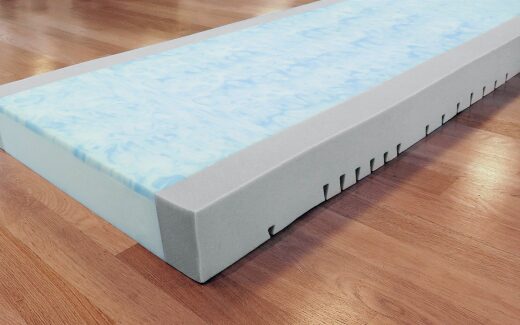 Pflegebettmatratze Sky-fit von Burmeier mit blauer Sky-therm-Auflage auf Kaltschaum, ohne Bezug