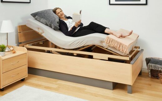 Lesen in Sitzposition mit einem Betteinsatz der Lippe-Serie im Seniorenbett Relax