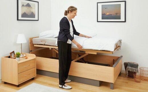Bett beziehen in Arbeitshöhe mit einem Betteinsatz der Lippe-Serie