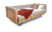 Pflegebett Regia gardo von Burmeier im Zimmer, rundum...