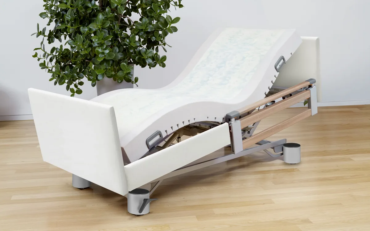 Burmeier Sky-fit Matratze auf der Liegefläche des Pflegebetts Regia