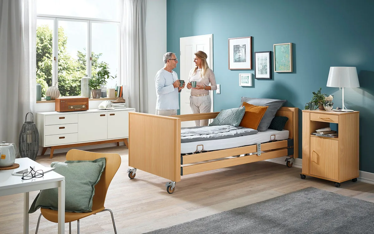 Pflegebett Dali mit Holzhauben im Wohnzimmer