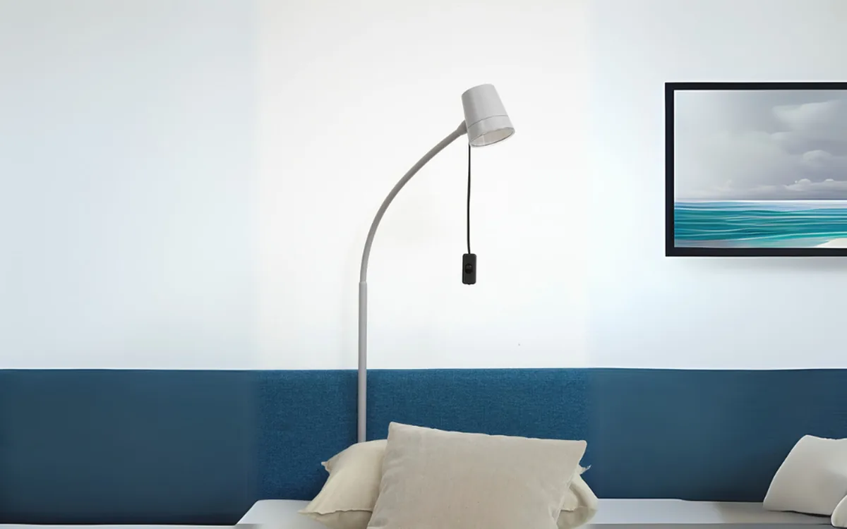 Leselampe mit flexiblem Arm am Kopfende des Pflegebetts